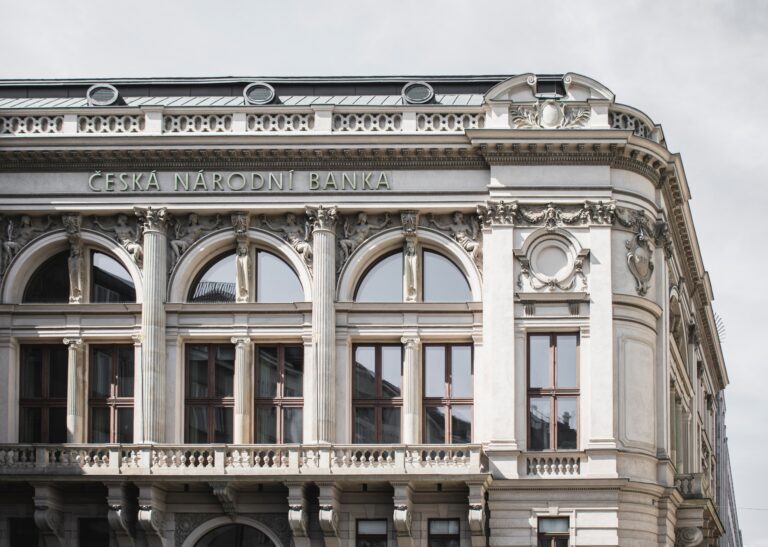TVA réduite : Façade de la banque de Prague