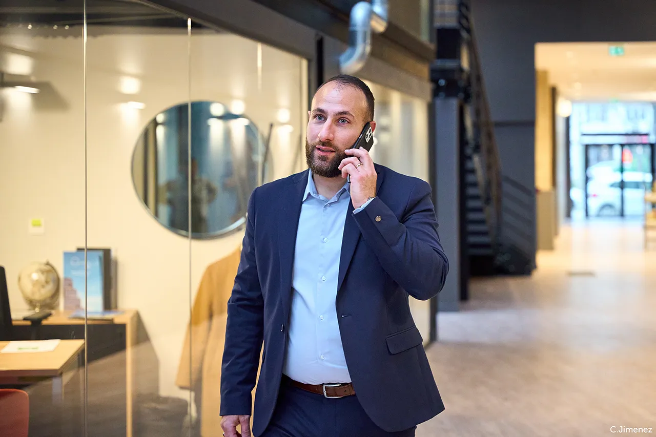 Aurélien Maaz marchant dans le couloir de l'agence immobilière Recherche Appartement ou Maison Lyon 7