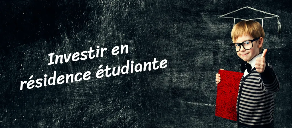 Investir en résidence étudiante, Timoté 10 ans devant un tableau noir et Mortarboard sur la tête