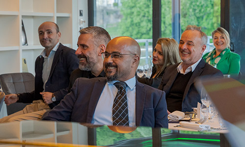 plusieurs courtiers en immobilier neuf sourir aux lèvres