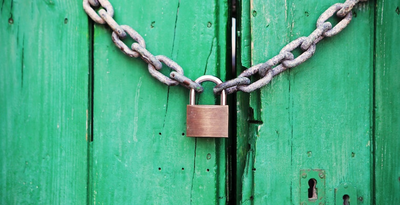 Parfois, une porte vérouillée ne suffit pas à éloigner de potentiels squatteurs. (©Pexels)