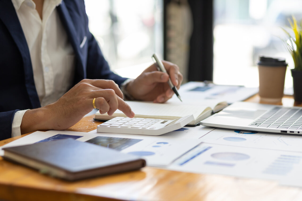Professionnels analysant des documents comptables et des graphiques financiers pour préparer la déclaration fiscale LMNP au régime réel