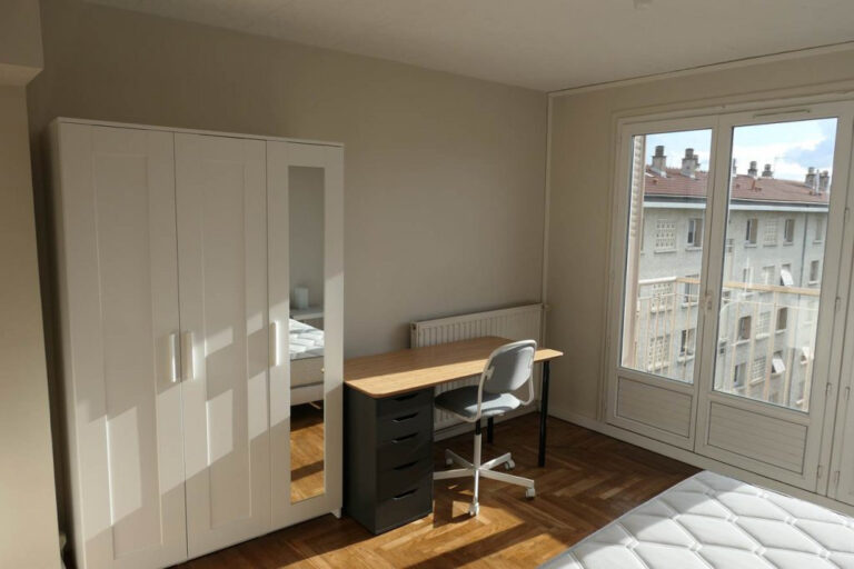 Photo du bien immobilier ancien BRON COLOCATIONS chambre fermée  Etudiantes BRON centre ville dans un T4 deux douches