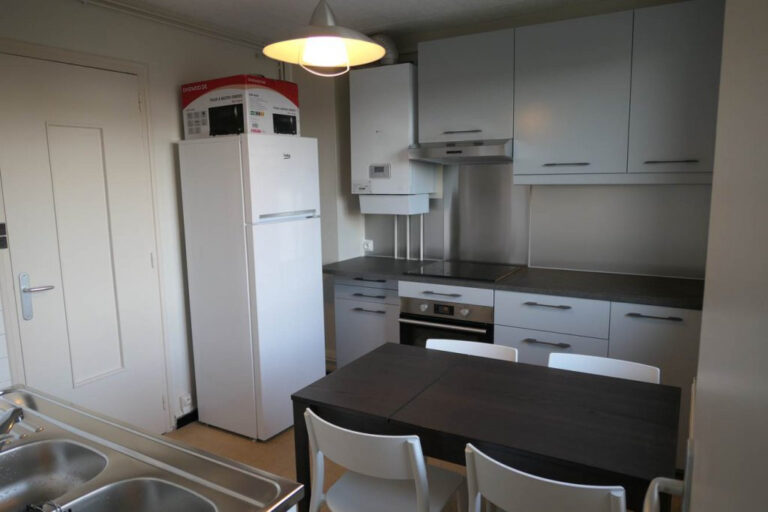 Photo du bien immobilier ancien BRON COLOCATIONS chambre fermée  Etudiantes BRON centre ville dans un T4 deux douches