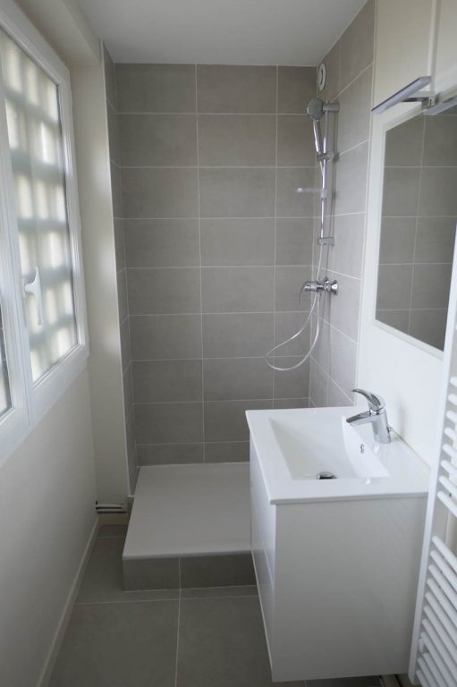 Photo du bien immobilier ancien BRON COLOCATIONS chambre fermée  Etudiantes BRON centre ville dans un T4 deux douches