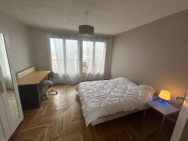 Photo du bien immobilier ancien BRON COLOCATIONS chambre fermée  Etudiantes BRON centre ville dans un T4 deux douches