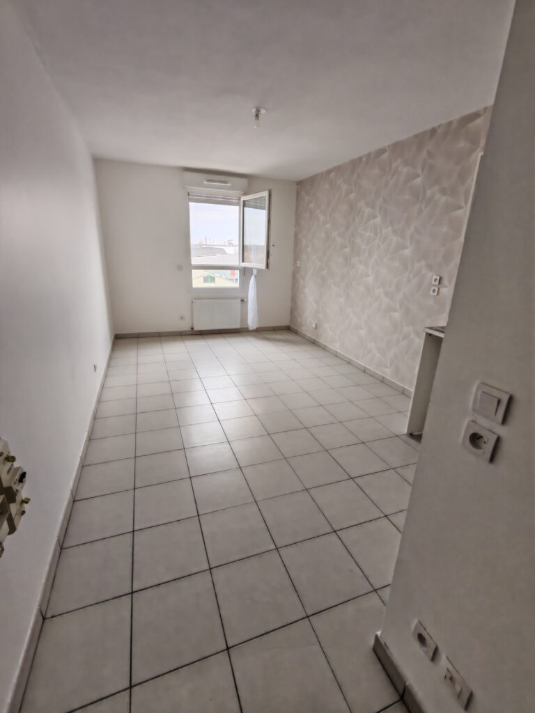 Photo du bien immobilier ancien VENISSIEUX/ PARILLY: VENDS STUDIO