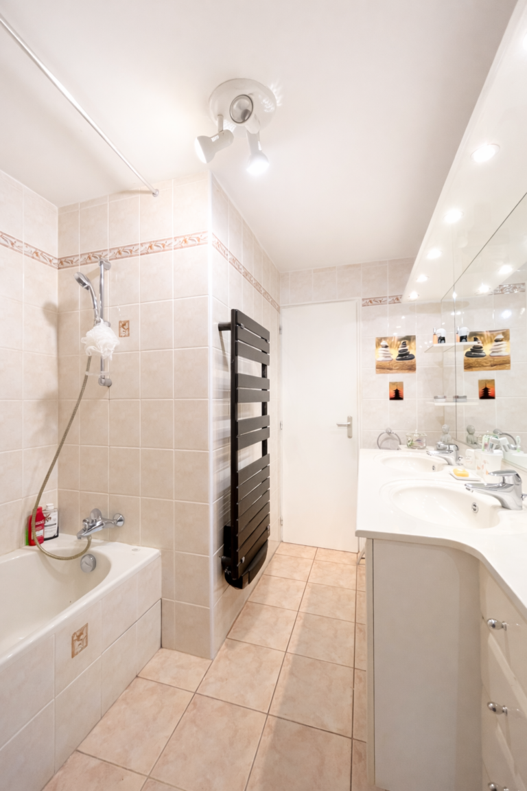 Photo du bien immobilier ancien Spacieuse maison familiale avec piscine sur St Genis les Ollières