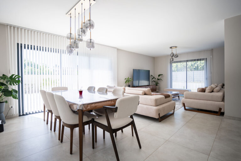 Photo du bien immobilier ancien Élégante maison moderne 4 chambres   163 m2 habitables   Environnement paisible avec piscine