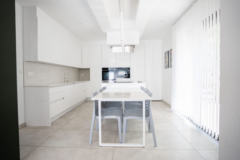 Photo du bien immobilier ancien Élégante maison moderne 4 chambres   163 m2 habitables   Environnement paisible avec piscine