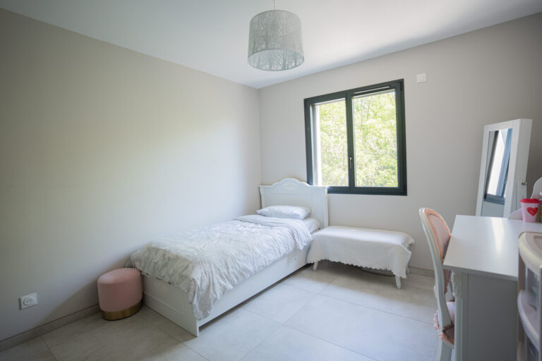 Photo du bien immobilier ancien Élégante maison moderne 4 chambres   163 m2 habitables   Environnement paisible avec piscine