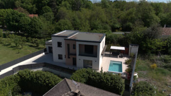 Élégante maison moderne 4 chambres   163 m2 habitables   Environnement paisible avec piscine