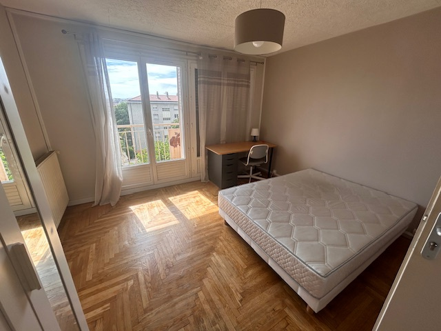 Photo du bien immobilier ancien BRON COLOCATIONS chambre fermée  Etudiantes BRON centre ville dans un T4 deux douches