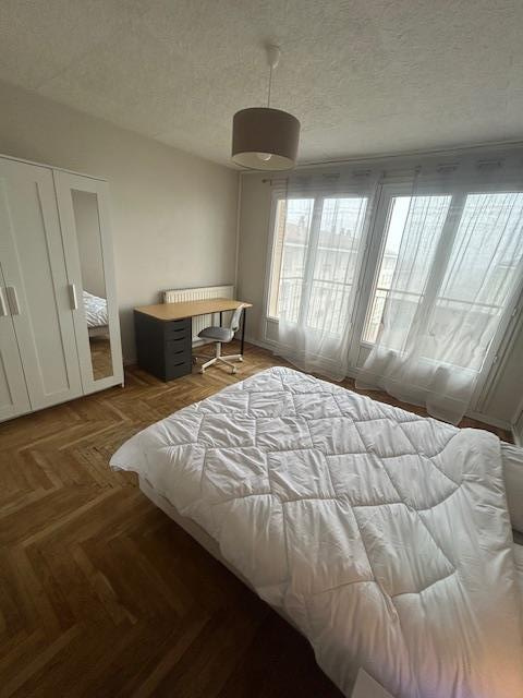 Photo du bien immobilier ancien BRON COLOCATIONS chambre fermée  Etudiantes BRON centre ville dans un T4 deux douches