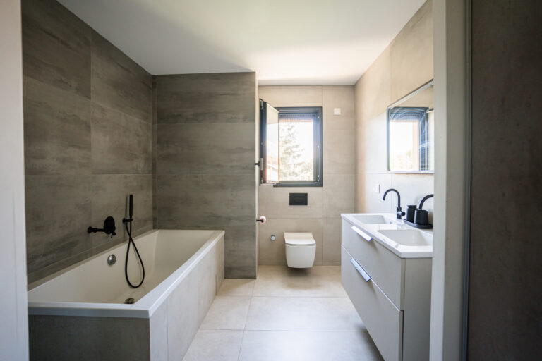Photo du bien immobilier ancien Élégante maison moderne 4 chambres   163 m2 habitables   Environnement paisible avec piscine
