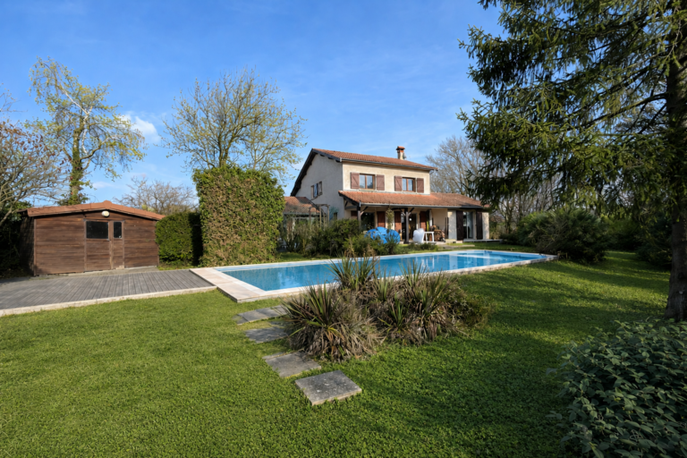 Photo du bien immobilier ancien Spacieuse maison familiale avec piscine sur St Genis les Ollières