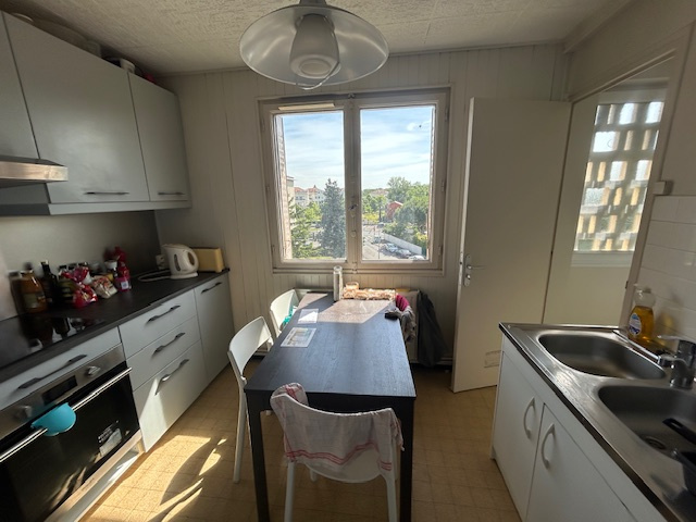 Photo du bien immobilier ancien BRON COLOCATIONS chambre fermée  Etudiantes BRON centre ville dans un T4 deux douches