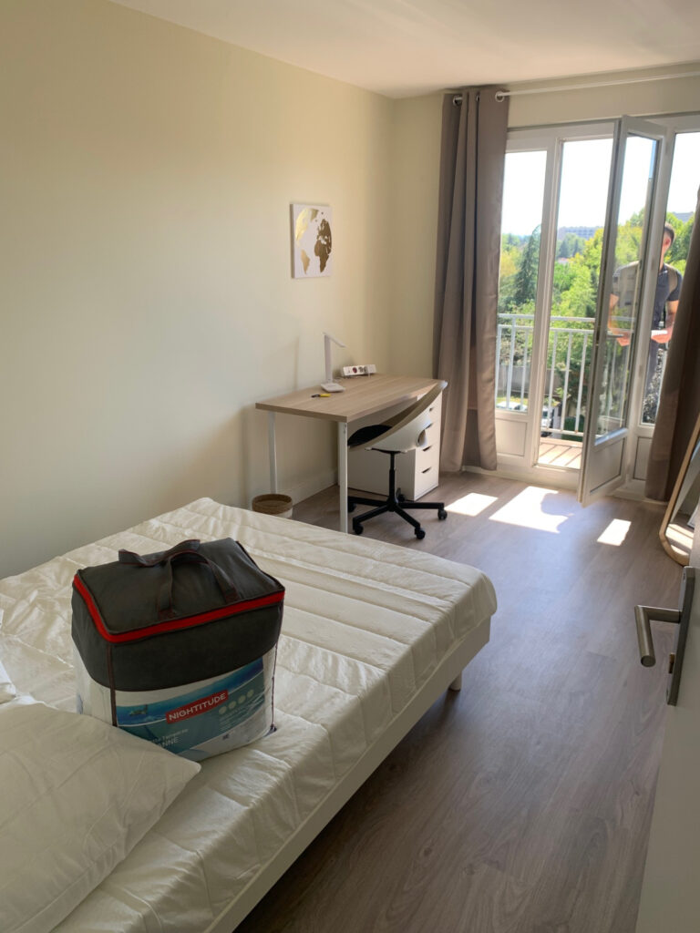 Photo du bien immobilier ancien BRON T5 4 chambres T5 de 98,7 M2 entièrement rénové ascenseur
