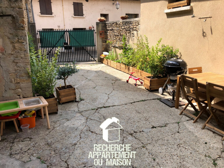 Photo du bien immobilier ancien Cremieu centre maison en pierre avec cour attenante, parking et terrasse