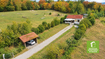 Maison au calme absolu sur terrain de 1 600 m²  2 chambres  Garage + carport - bien à MORESTEL