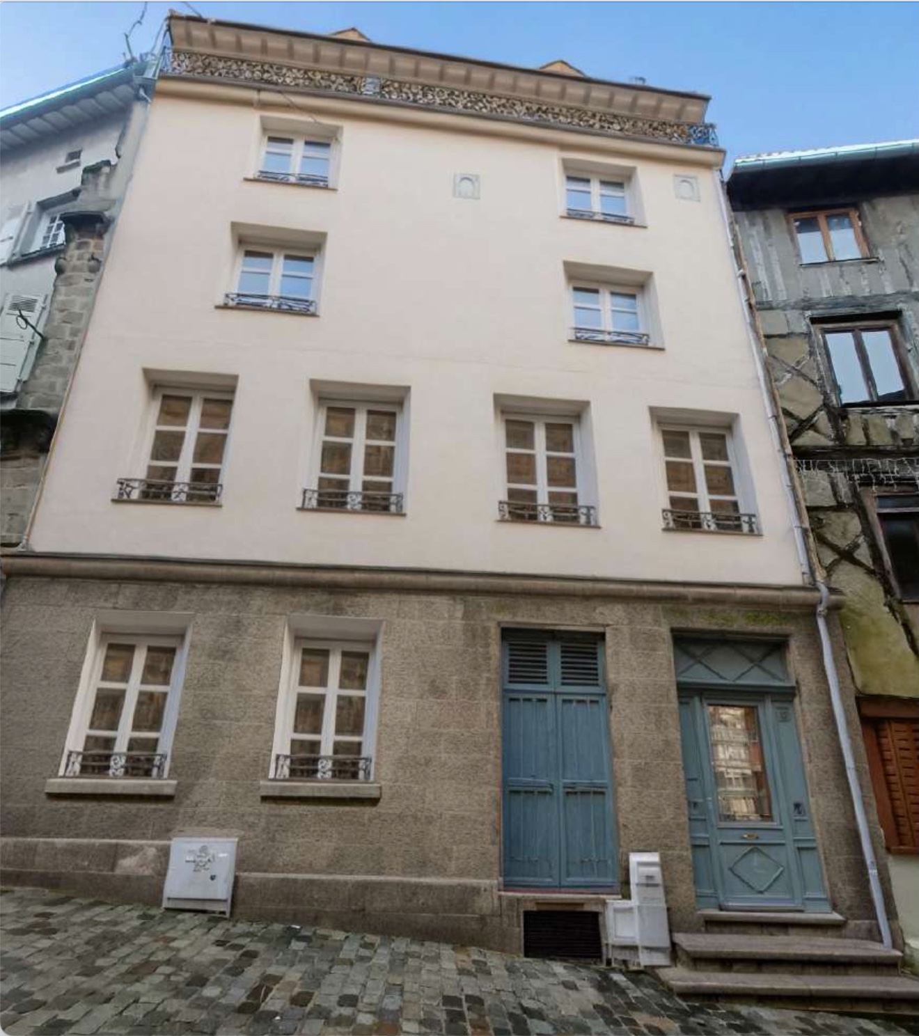 Bien neuf  : LIMOGES – Ancienne Comédie